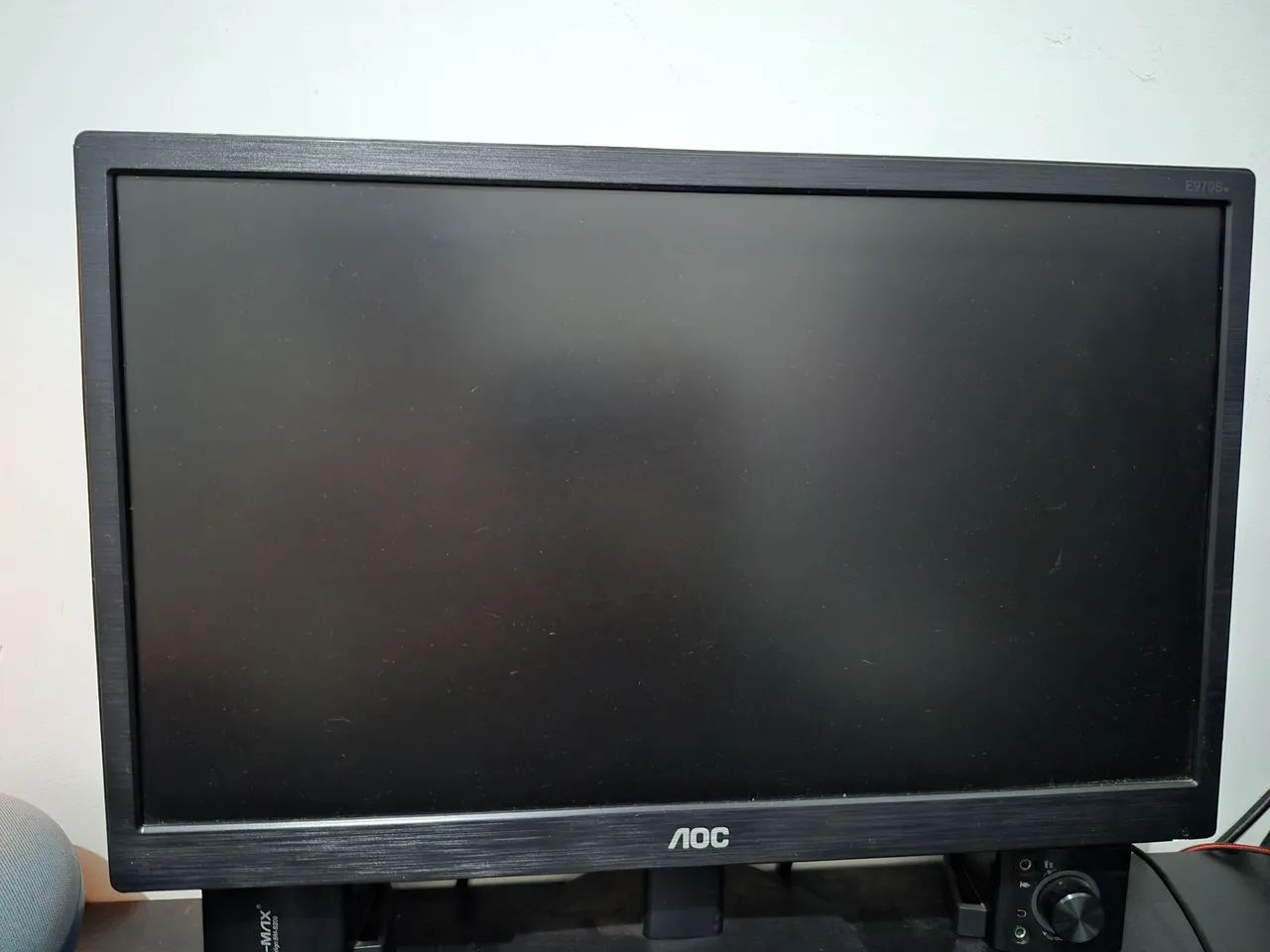 Monitor AOC 18 polegadas anti reflexo VGA (vem com os cabos)