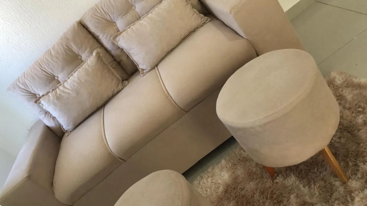 Kit sofá 3 lugares com 2 pufes retrô 2 almofadinhas! - Foto 2