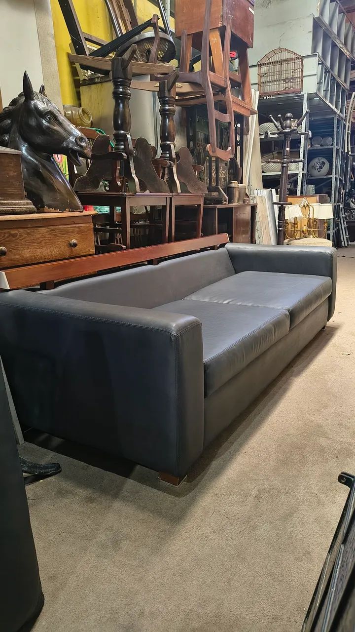 Sofa clássico 4 lugares em madeira e corvim. - Foto 2