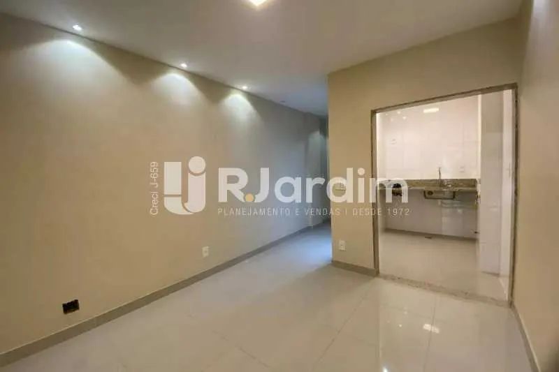 Studio Reformado com Vaga no Humaitá | 37m², Próximo à Lagoa