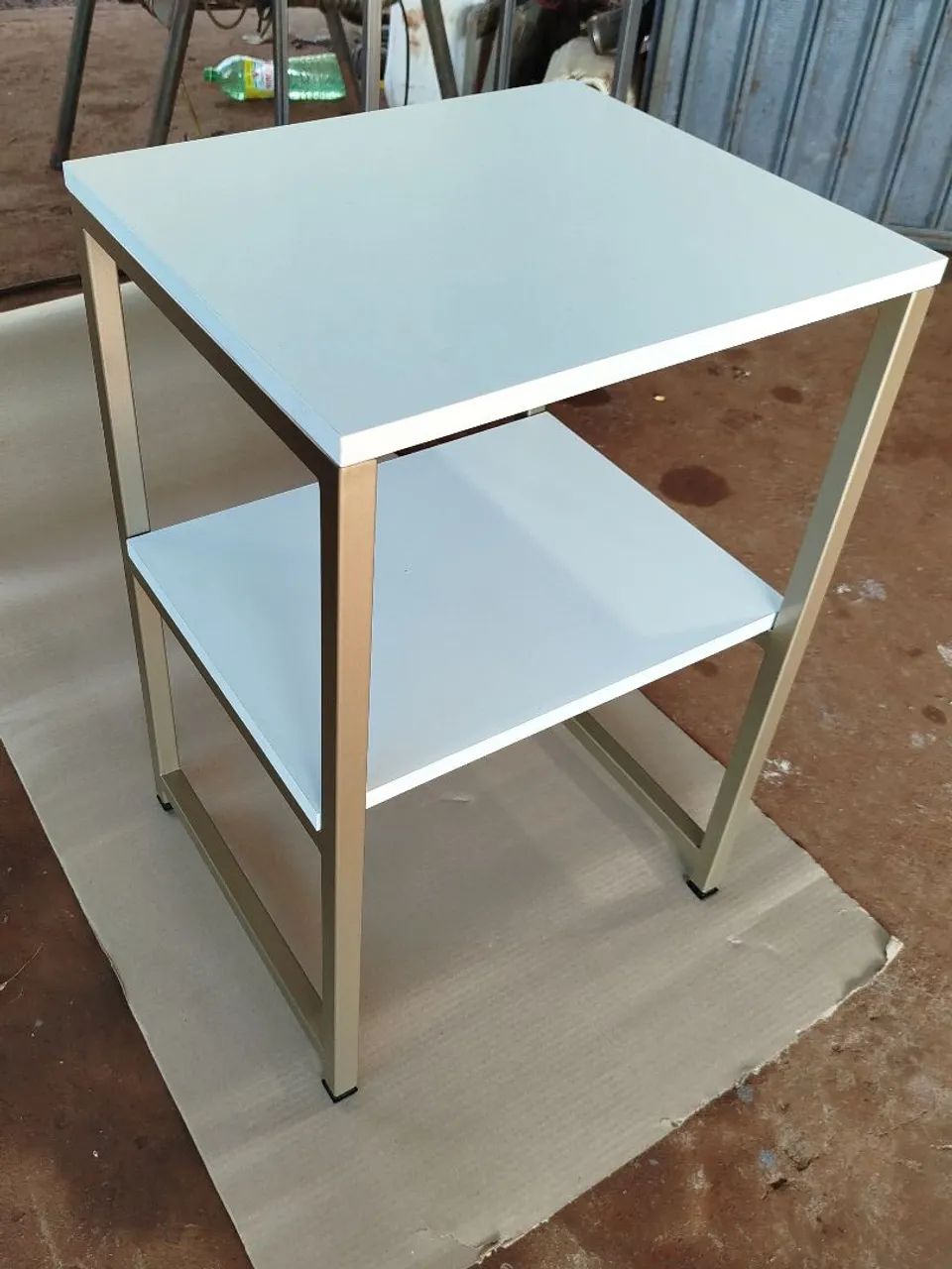 Mesa de Cabeceira Industrial com Prateleira