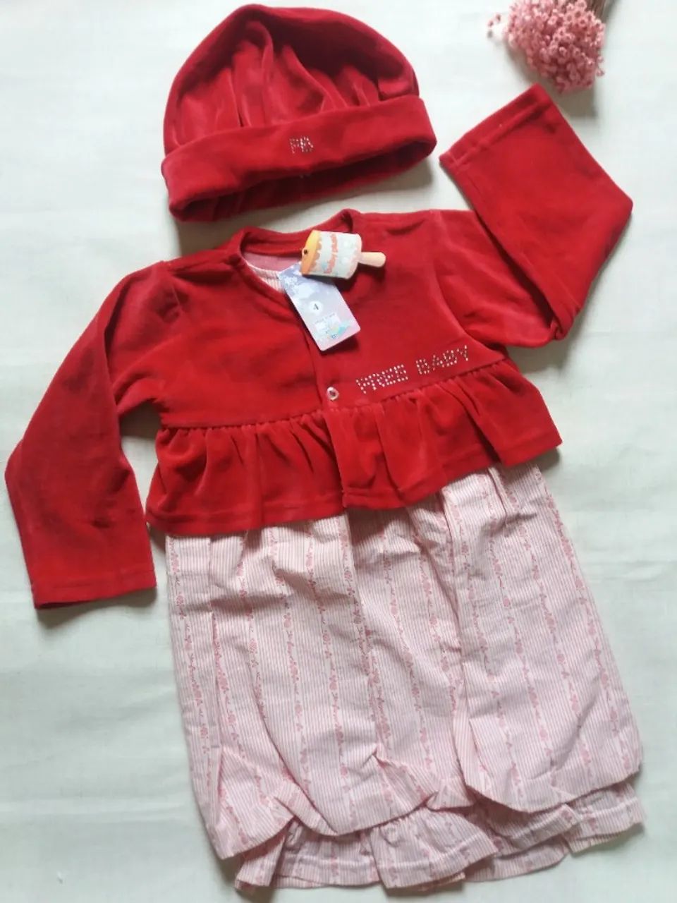 CONJ INFANTIL COM VESTIDO, CASAQUINHO DE VELUDO E GORRO - TAM 3 ANOS - NOVO COM ETIQUETA!