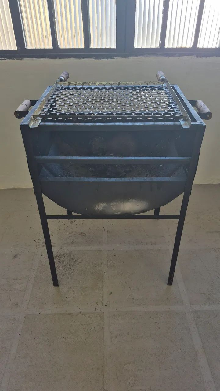 Churrasqueira utilizada apenas três vezes com grelha - Foto 4
