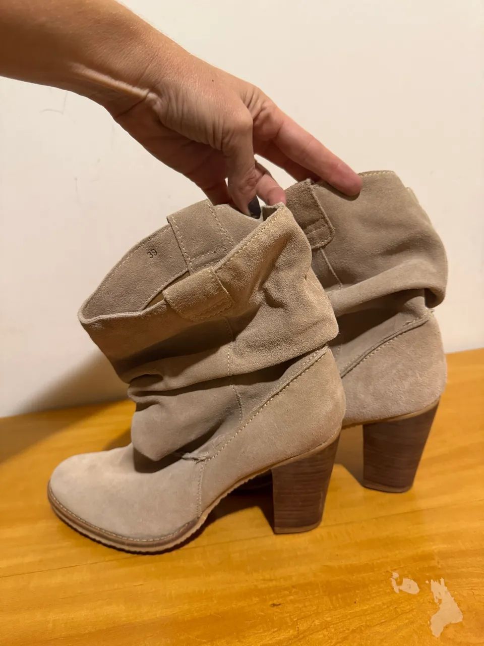 Bota linda em camurça clara - Foto 2
