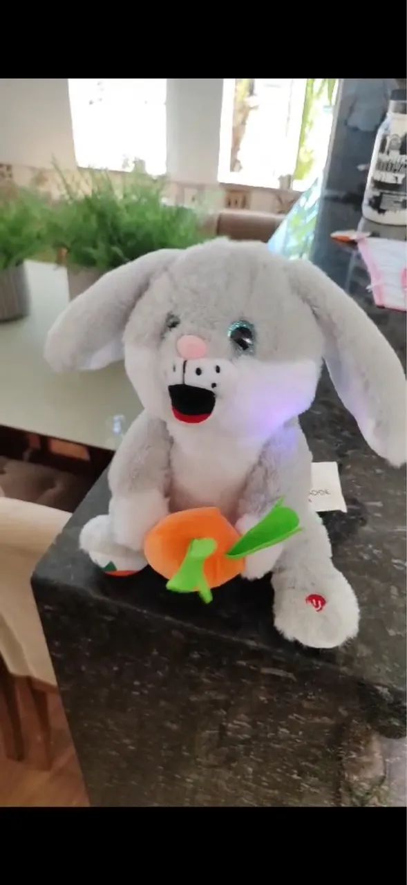 Coelho eletrônico de pelúcia 