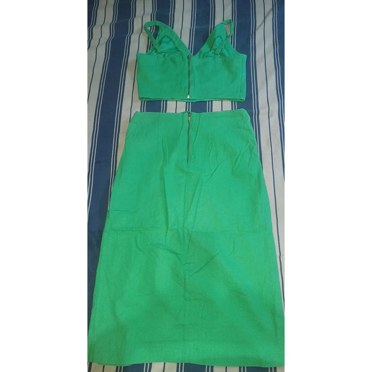 Conjunto tamanho M, cropped e saia midi. Marca Donna Ritz.