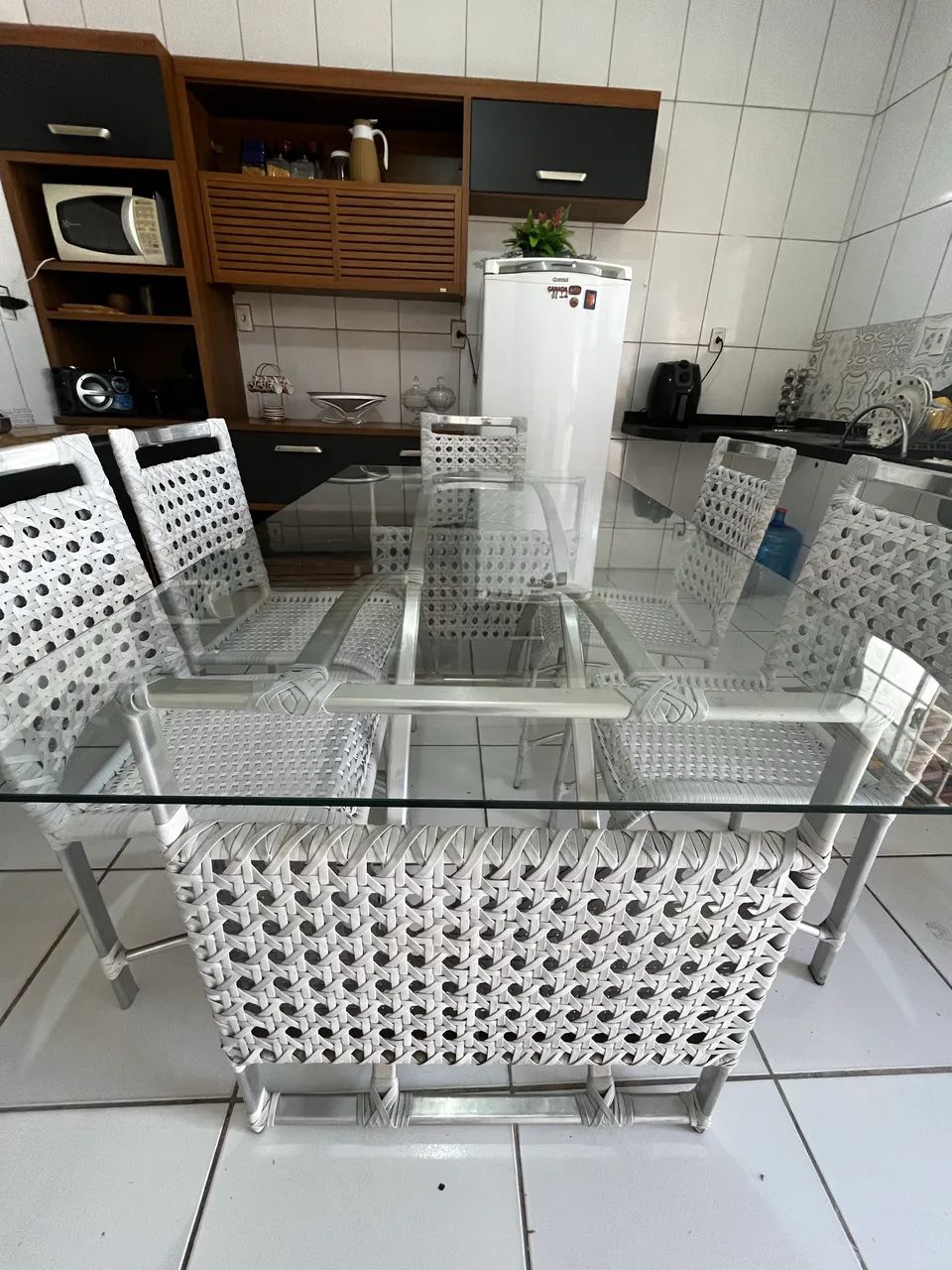 Linda mesa com tampo de vidro e 6 cadeiras 