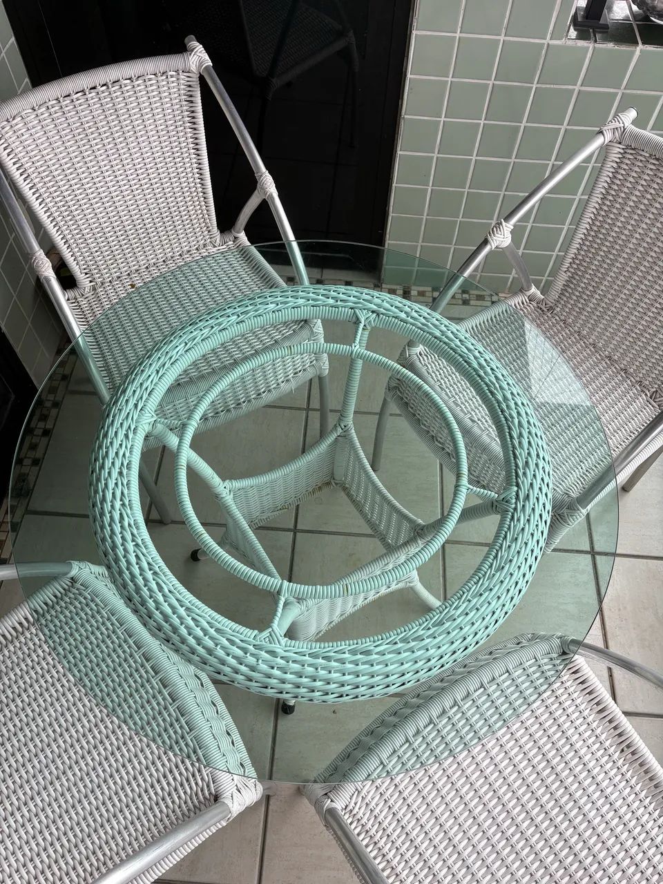 Conjunto de mesa e 4 cadeiras em vime sintético branco - Foto 3