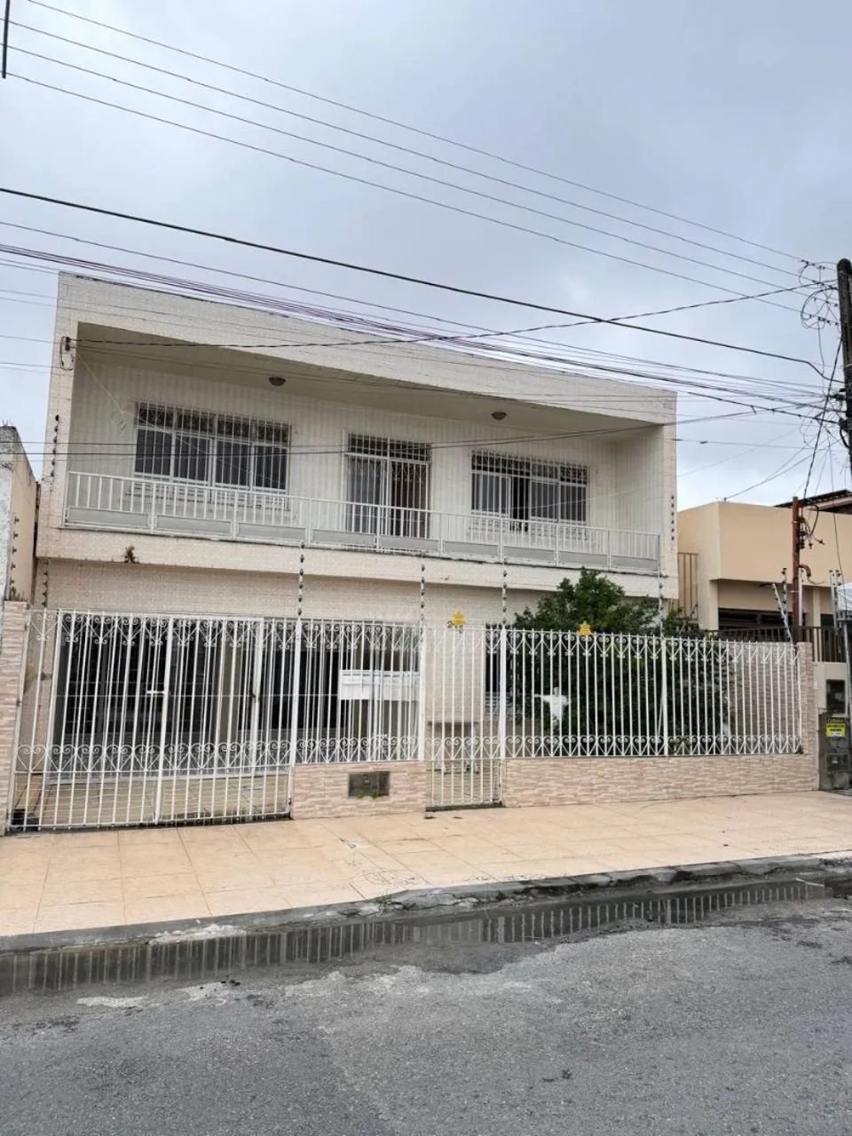 CASA EM RUA PÚBLICA NO SALGADO FILHO