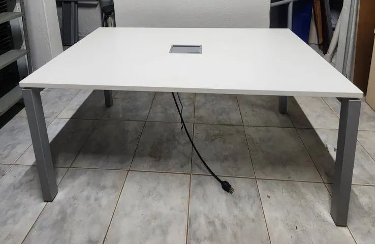 Mesa de Reunião - Mesa de Escritório com Caixa de Tomada