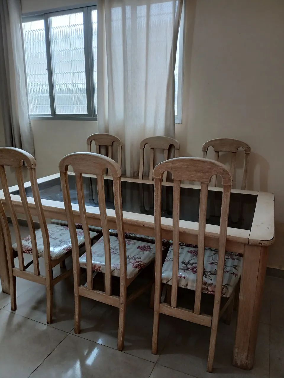 Mesa de madeira com 6 cadeiras e tampo de vidro - Foto 3