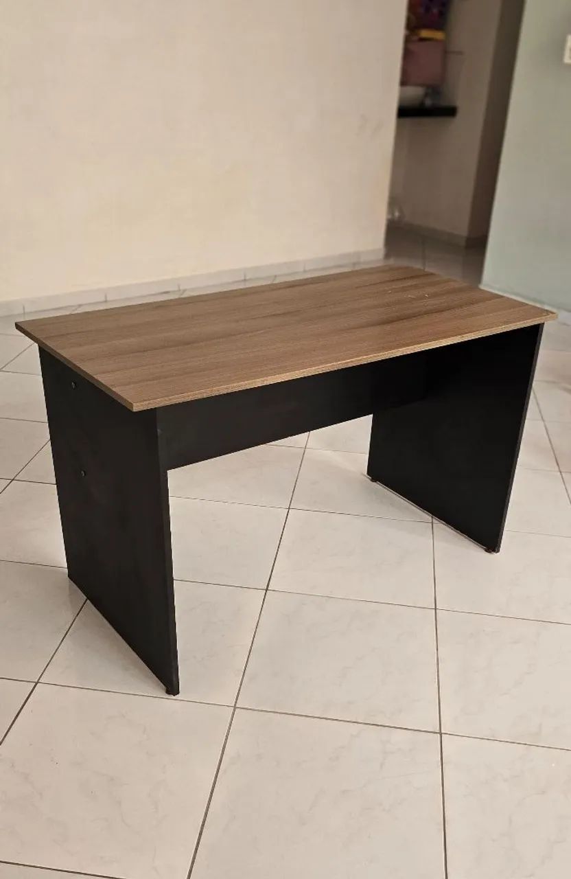 Mesa de escritório em MPF usada