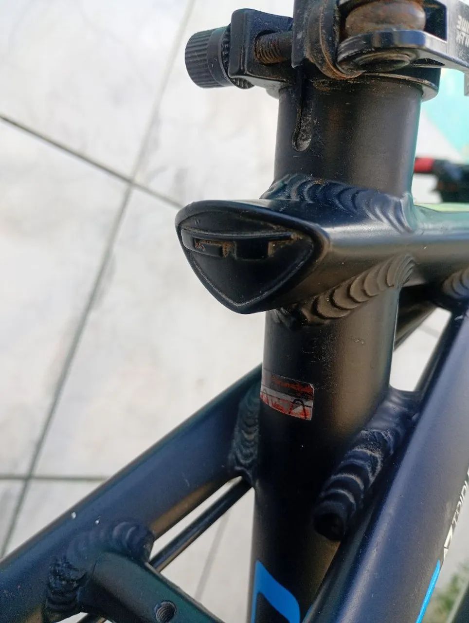 Bicicleta aro 29 alumínio GT com documento em mãos  - Foto 5