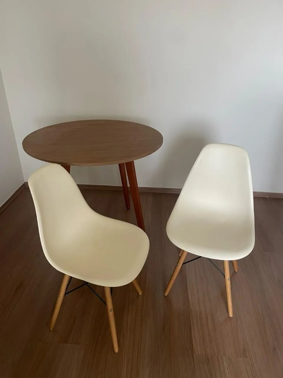Kit 2 Cadeiras Eames bege claro 