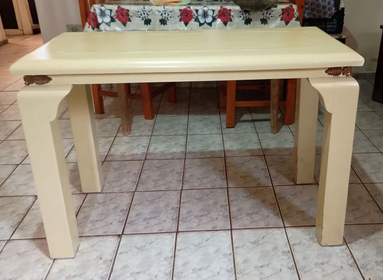 Mesa antiga de madeira maciça
