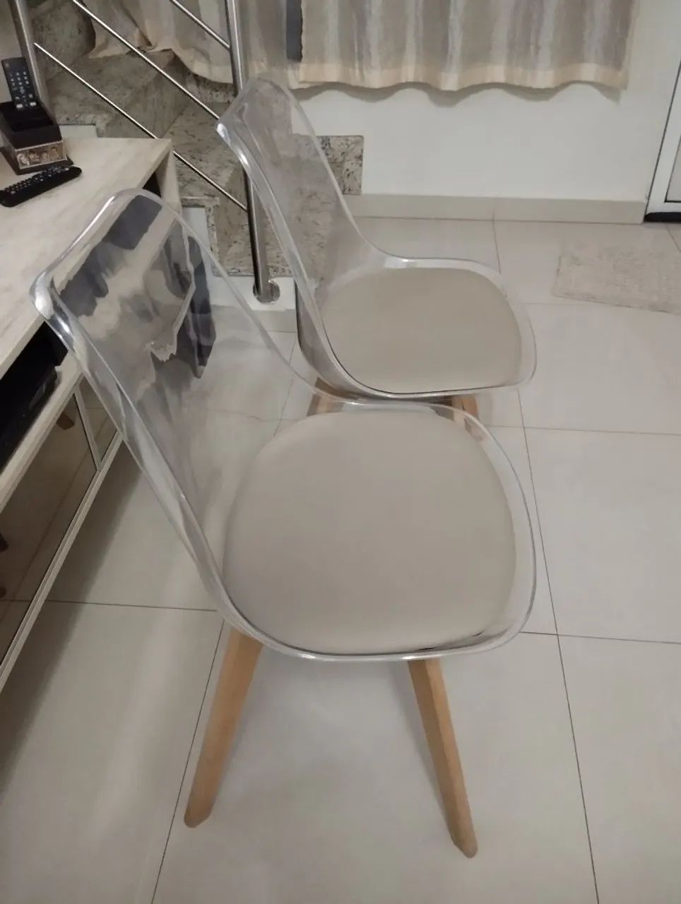 Cadeiras com encosto transparente  - Foto 3