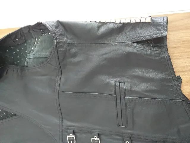 Colete em Couro Legítimo com Rebites e Patch nas Costas Metal Extremo - Foto 5