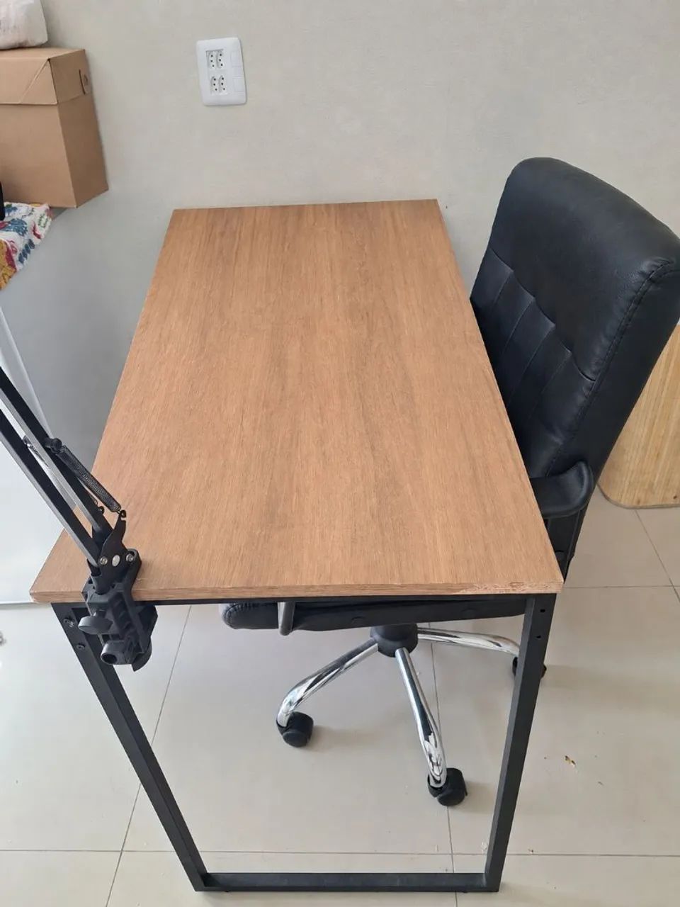 Mesa de escritório e cadeira 