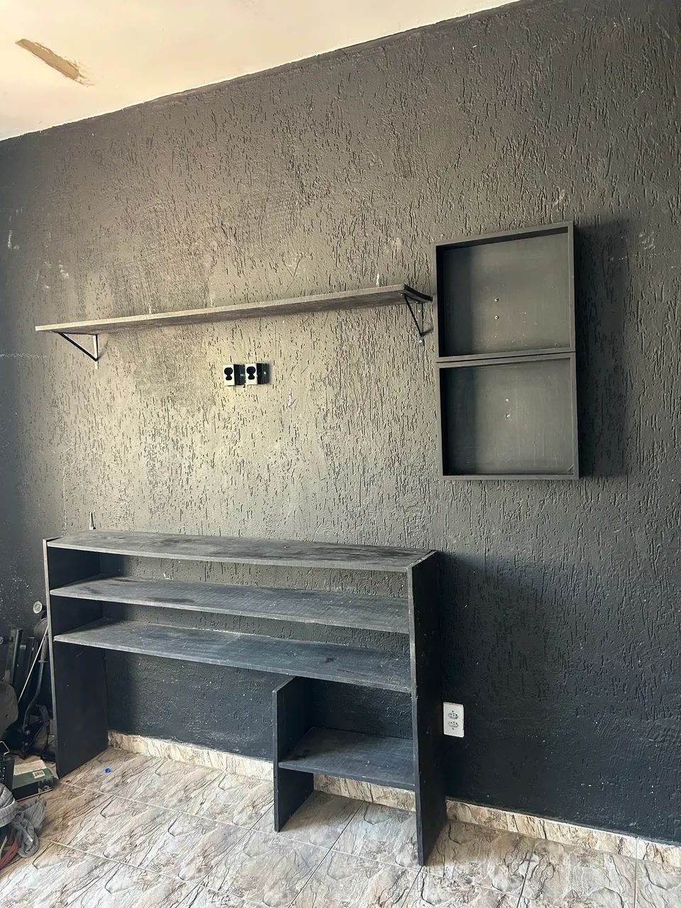Armário decorativo com prateleiras