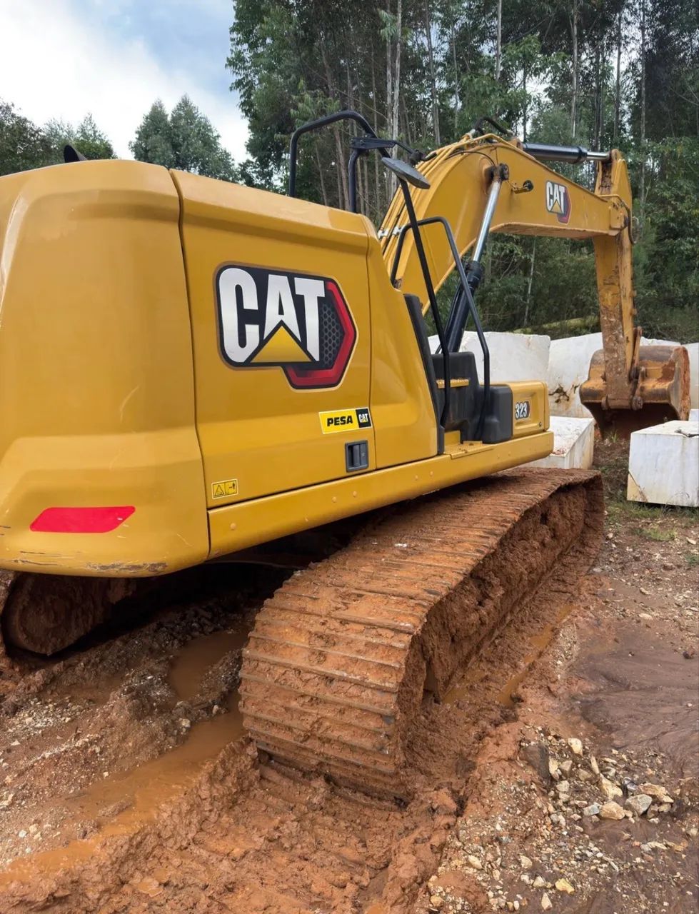 Escavadeira Caterpillar 323 ano 2022, com 2.500 horas e ar condicionado, no Paraná 