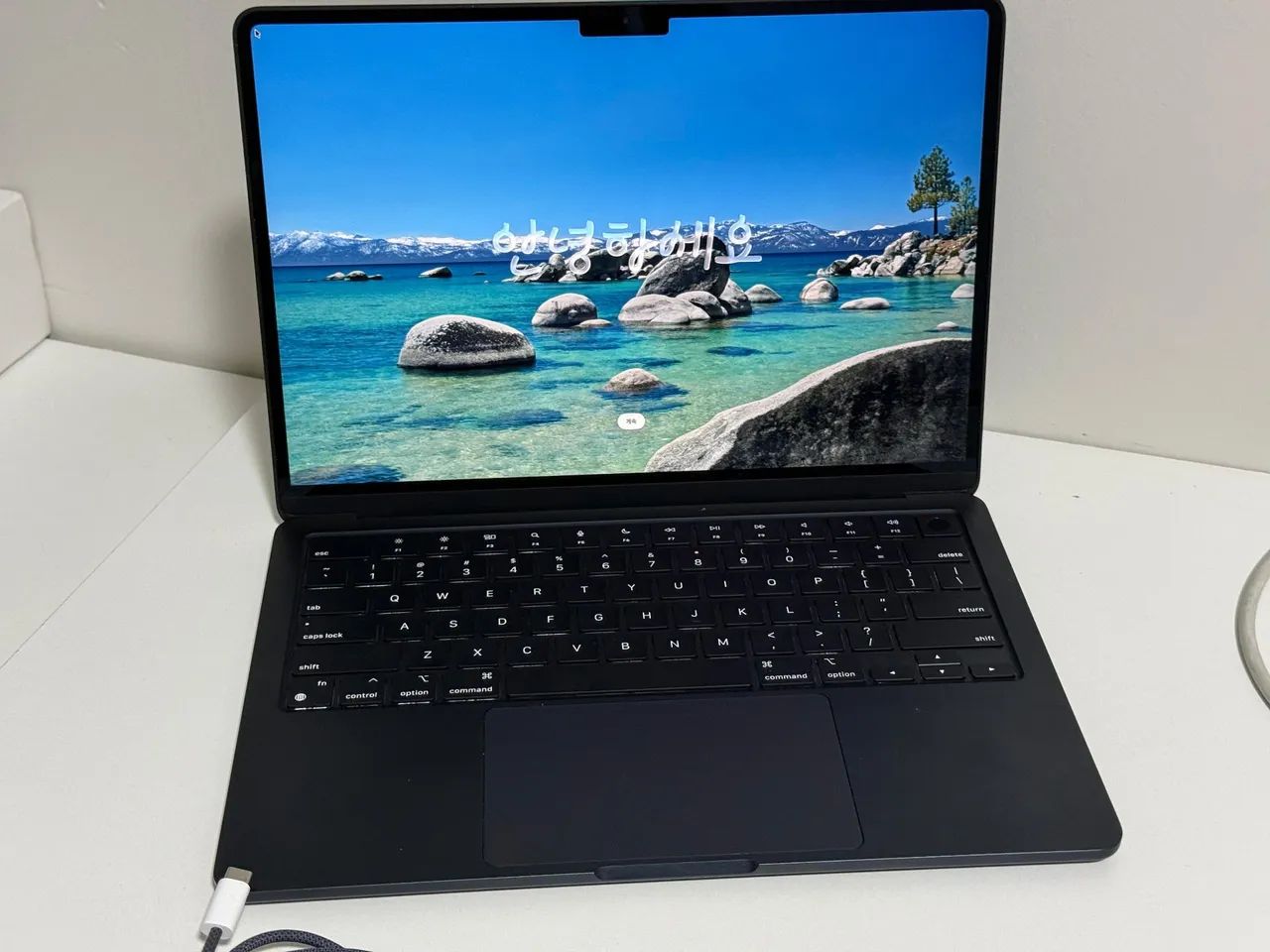 MacBook Air M2 13? 256 SSD 8gb de ram - pequeno trinco na borda