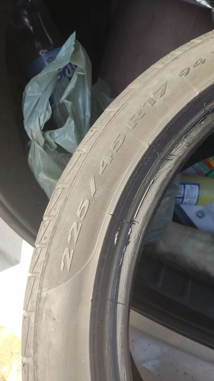 Pneu Pirelli aro 17.