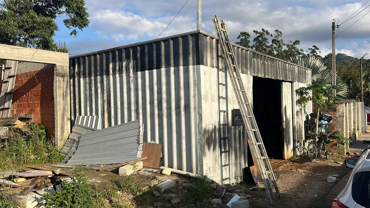 Terreno em canelinha com galpão e casa em construção 