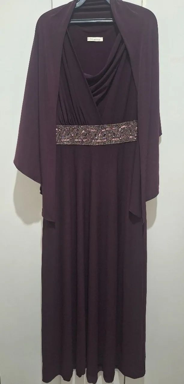 Vestido de festa com echarpe