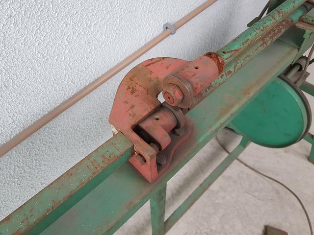 Barbada. Máquina de cortar chapa