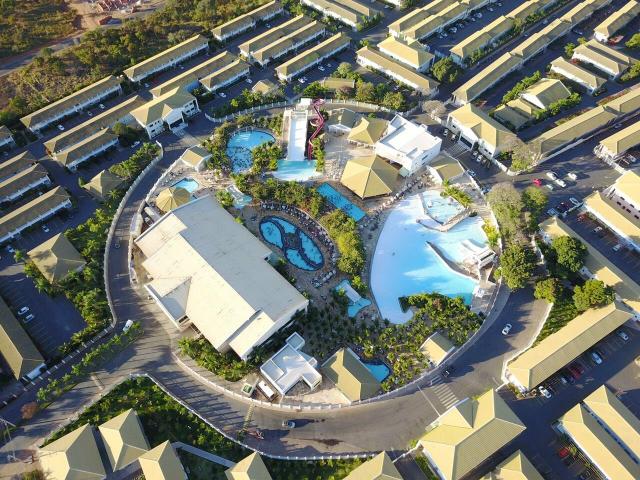 Apartamento com parque aquático com 12 piscinas.
