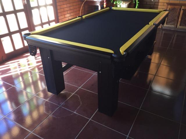 Mesa de Sinuca Madeira Maciça Tabaco Tecido Preto Bordas Amarelas Modelo PAD2254 - Foto 4