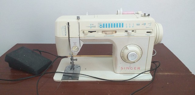Máquina de costura Singer à venda 
