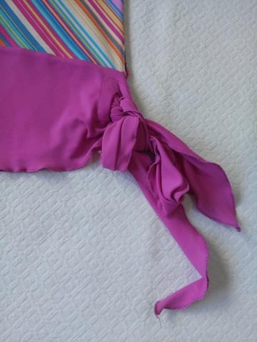 Blusa Morena Rosa,tecido não amassa,detalhe de amarrar do lado listras coloridas - Foto 5