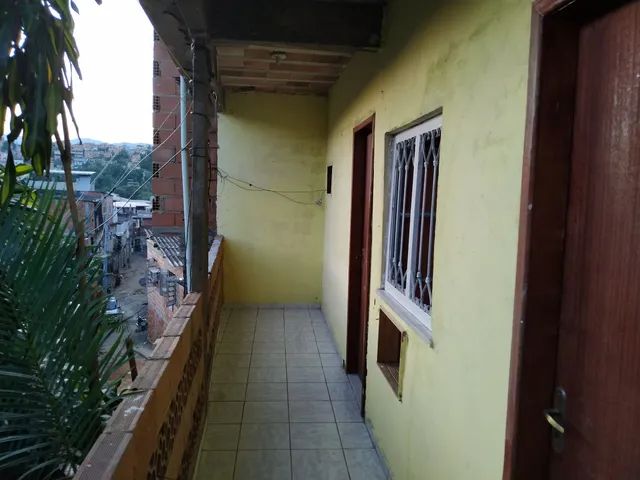 Aluga-se casa na favela.