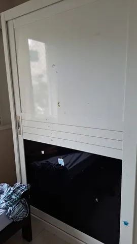 Armário de casal em cor branca e preta com gavetas, espelhos, trilhos em MDF - Foto 4