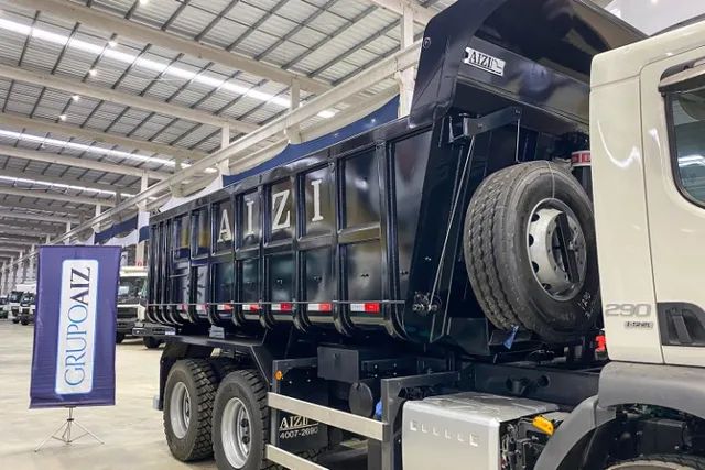 Caminhão Volvo VMX 290 6x4  com caçamba convencional 16m3 - Foto 12