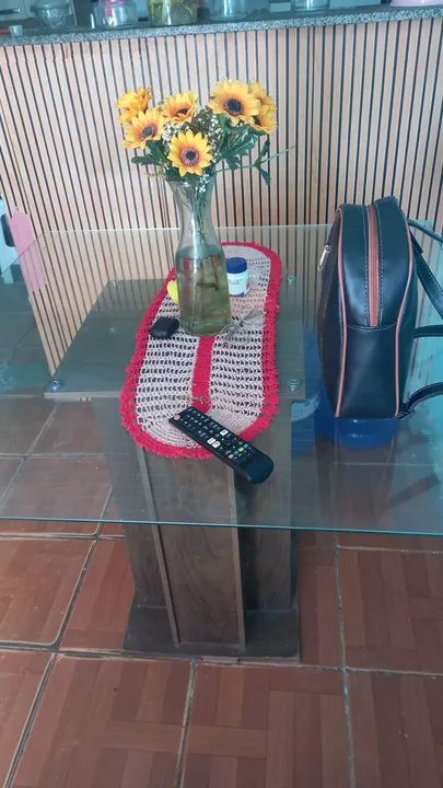 Mesa de vidro com base em madeira - Foto 2