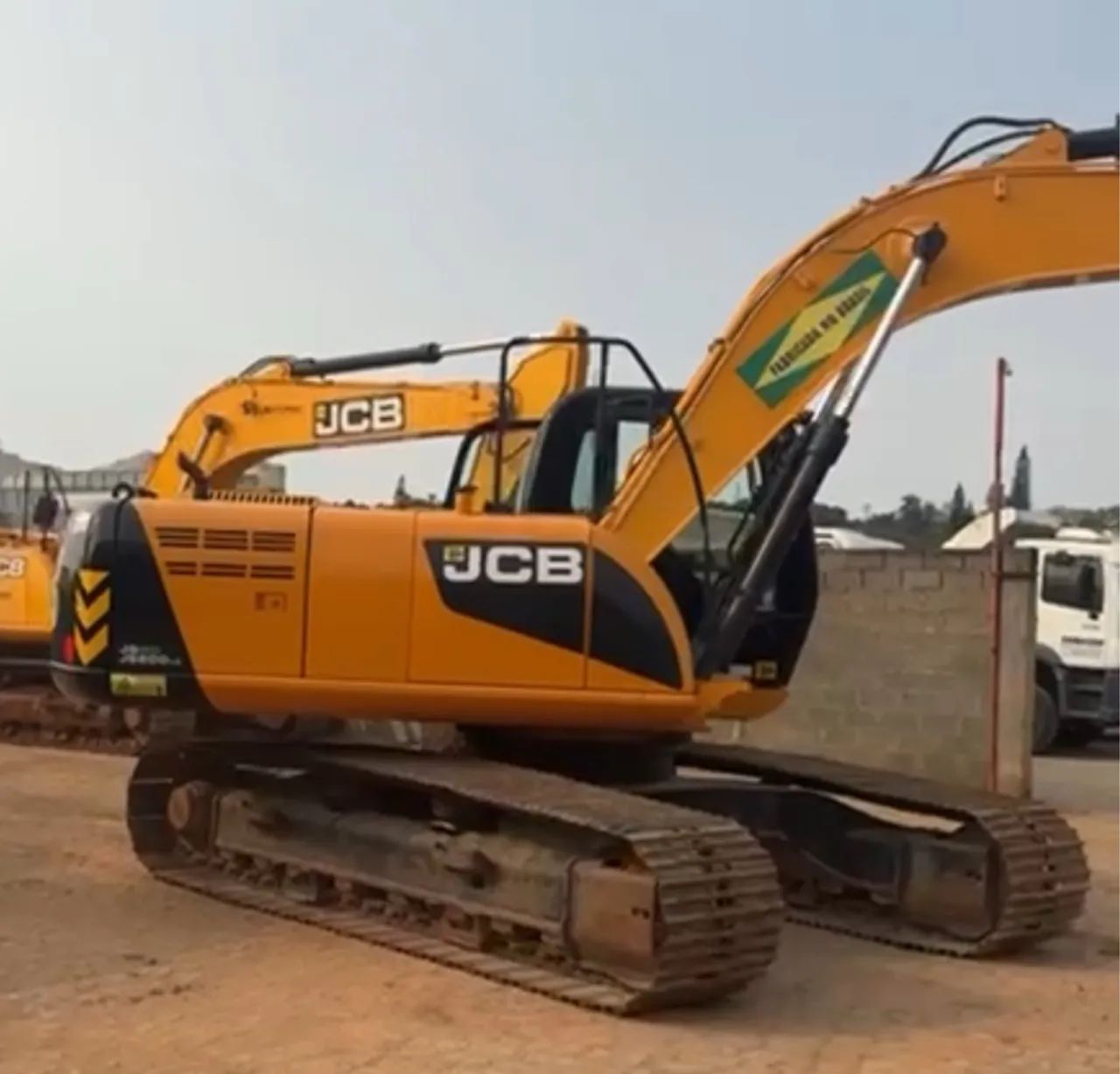 Escavadeira JCB JS200 ano 2014 com 14.000 horas, em SP - Foto 3
