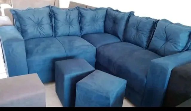 Sofá de canto confortável com puffs