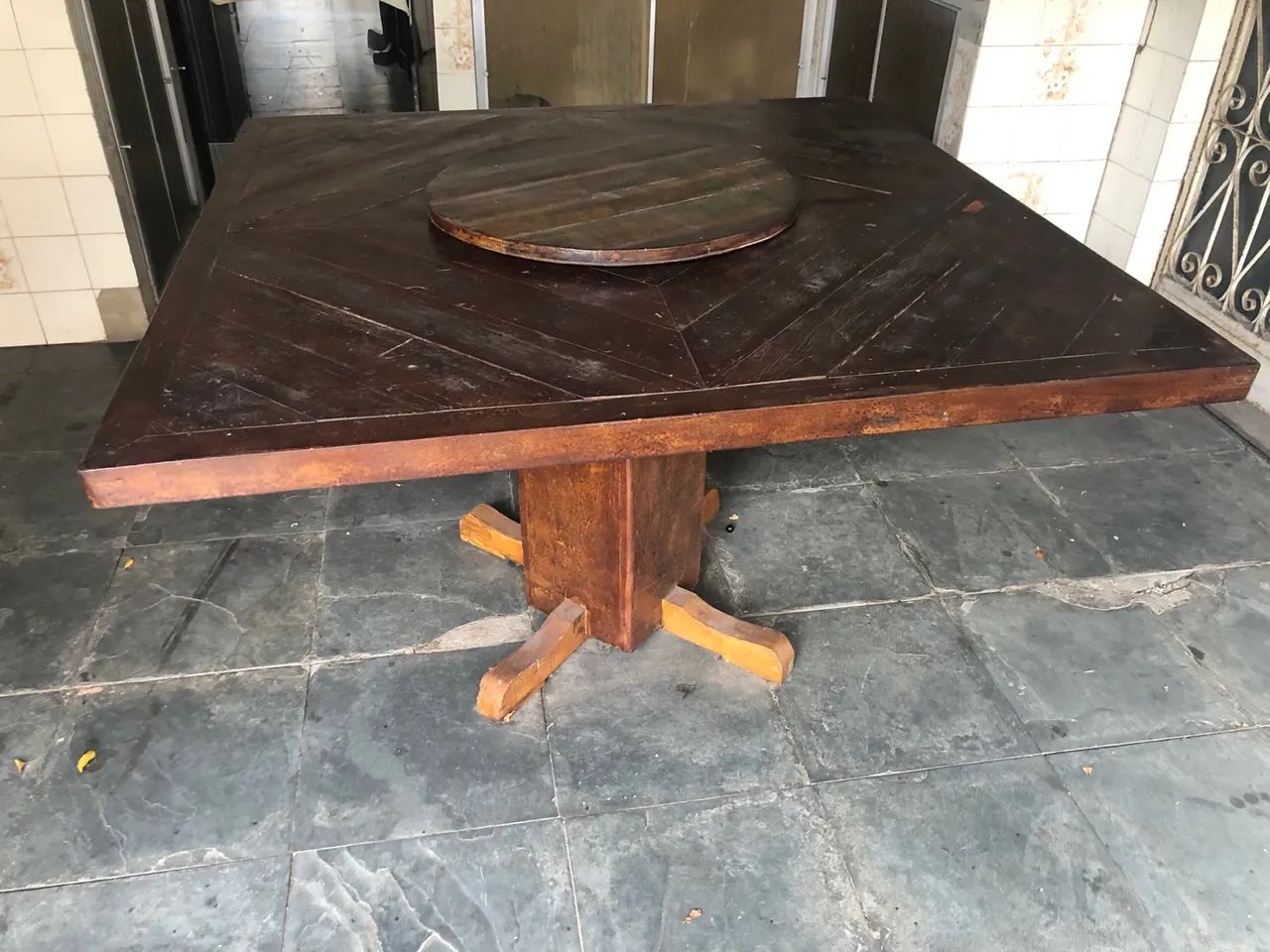 Mesa madeira 1,5m X 1,5m com tampo giratório 