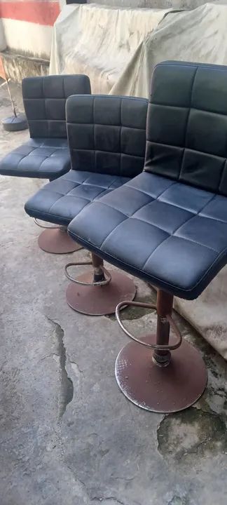 3 Cadeiras Giratórias de Bar em Couro Preto - Foto 5