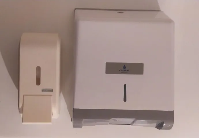 Porta sabonete líquido e porta papel toalha