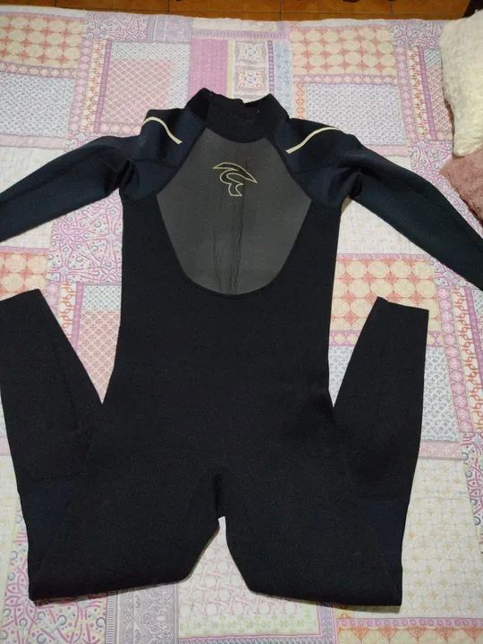 Macacão manga longa de neoprene- tamanho M.