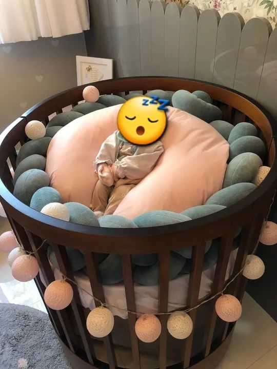 Berço Oval de Madeira com Protetor de Berço