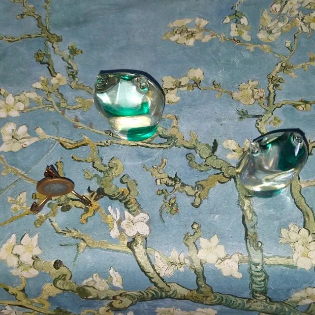 Conjunto de antigas esculturas de cristal incolor e verde de duas corujas 8 e 7 cm altura. - Foto 4