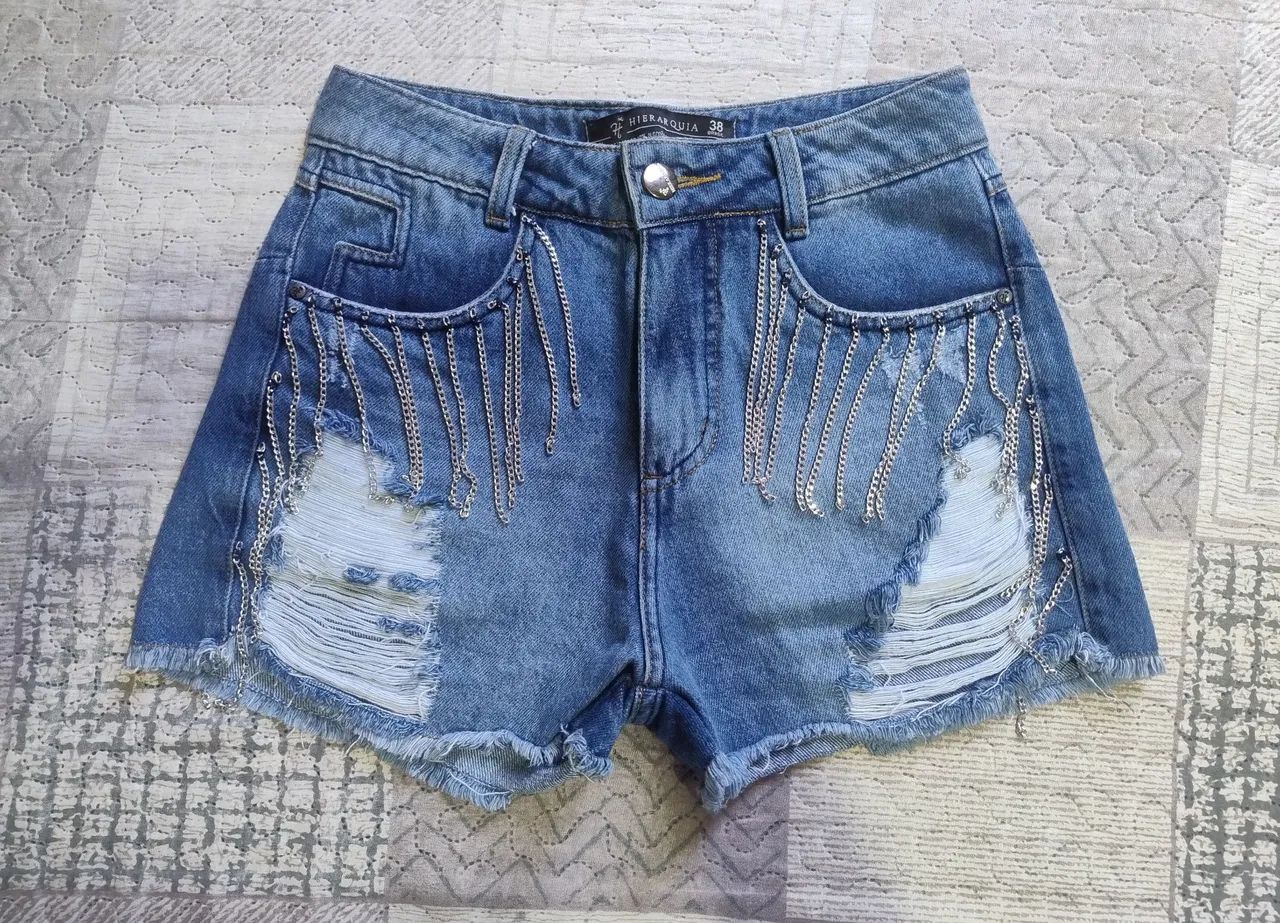 Short jeans com detalhes corrente 