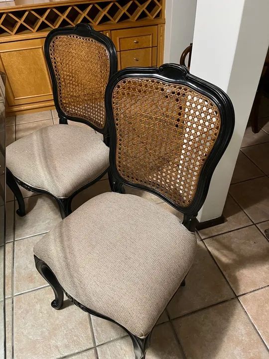 Quatro Cadeiras de Jantar em Estilo Clássico