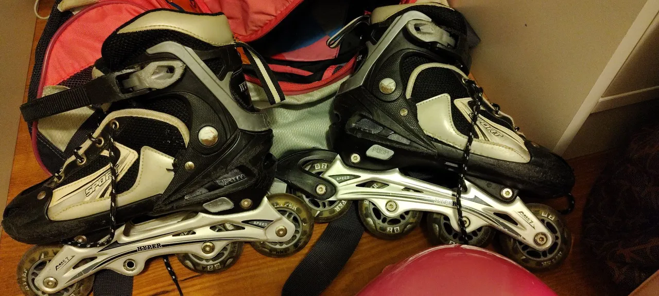 Patins e capacete