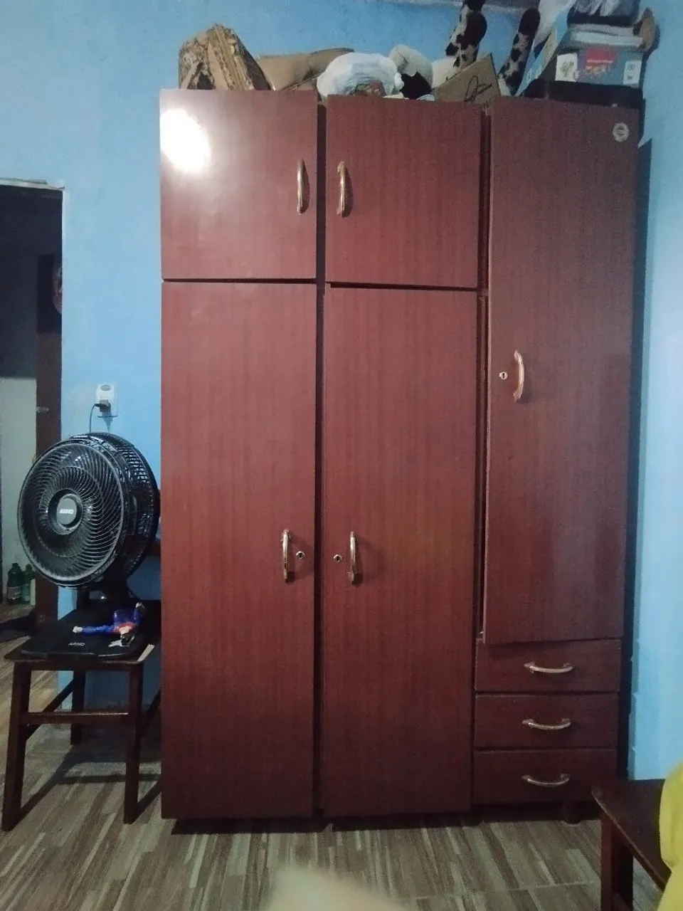 Guarda-Roupa Amadeirado - Grande e Espaçoso