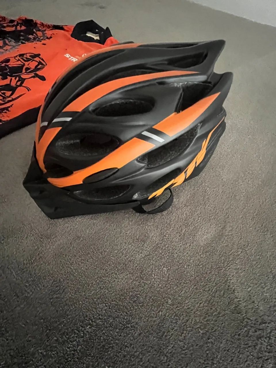 Camiseta de ciclista e capacete  - Foto 3